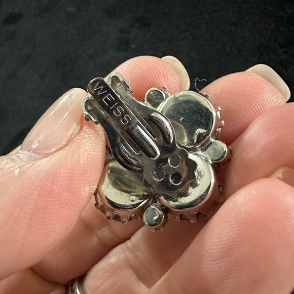 Brooch and clip on earrings set.   In perfect condition. - Picture 5 of 5